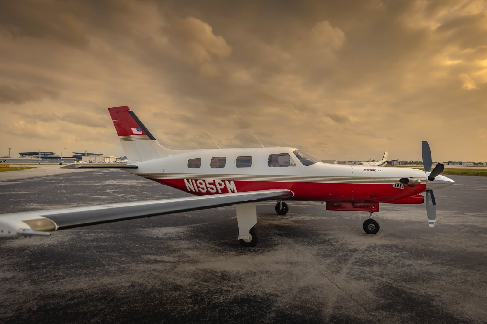 Piper JetPROP N195PM perfil lateral completo ao entardecer
