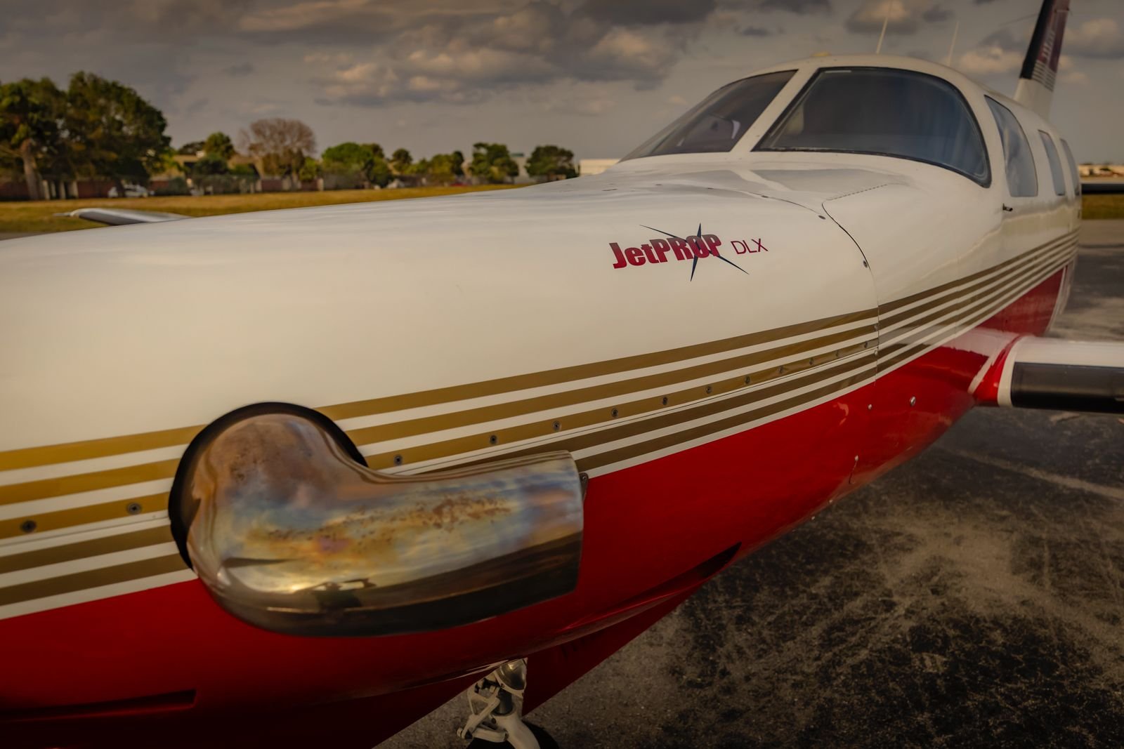 Detalhe da fuselagem JetPROP DLX e escape cromado
