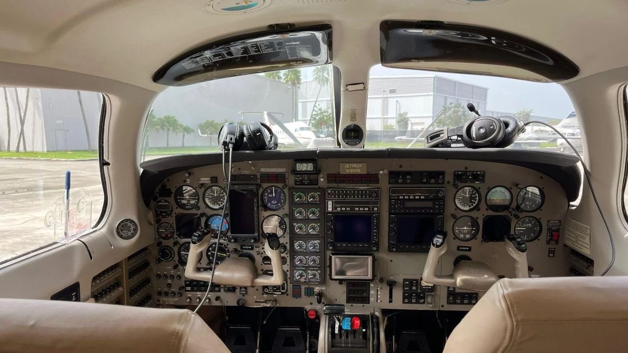 Cabine e painel do Piper JetPROP com aviônicos completos
